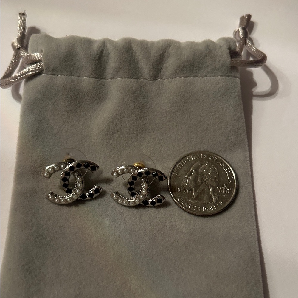 Authentic CHANEL earrings - Picture 7 of 7